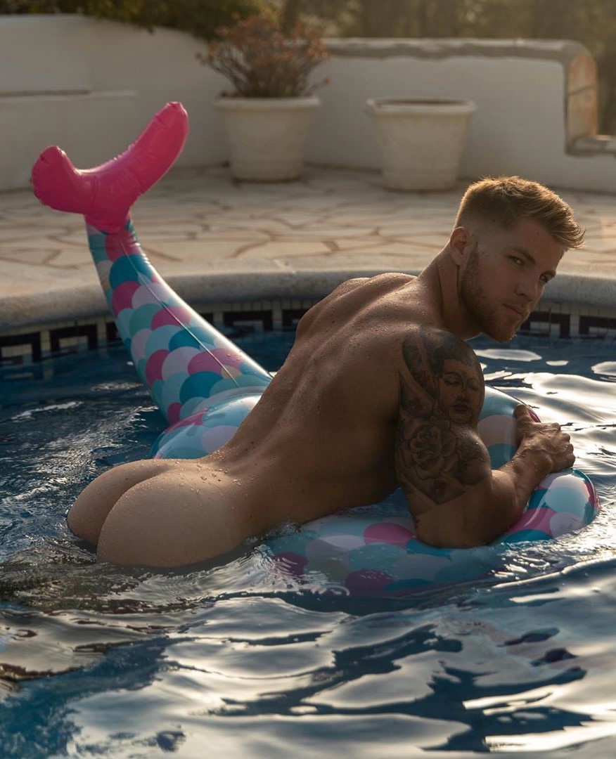 Hottie on a floatie