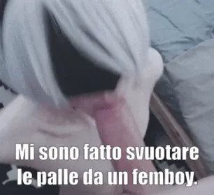 Ho spruzzato una fontana di sperma nella bocca di questo femboy.
