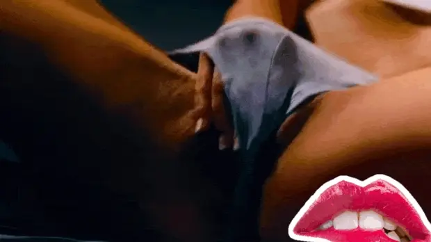 Elle se masturbe la main dans la culotte