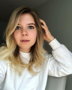 blonde selfie for tribute