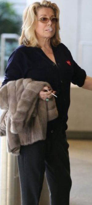 Catherine Deneuve smoking Capri 120s ❤