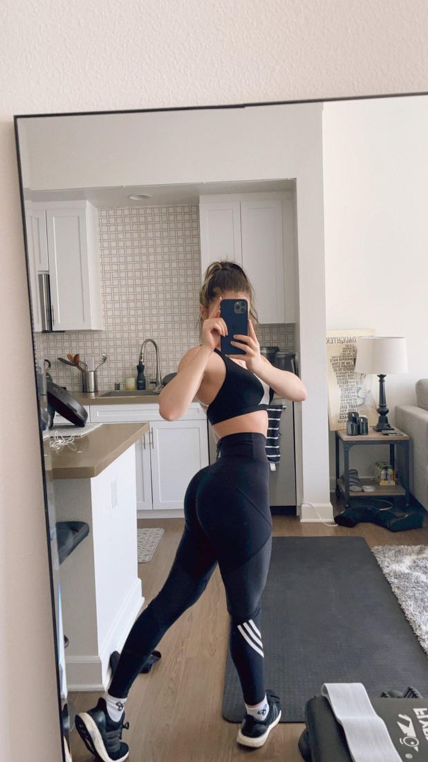 Chrissy Costanza showing off her ass in leggins