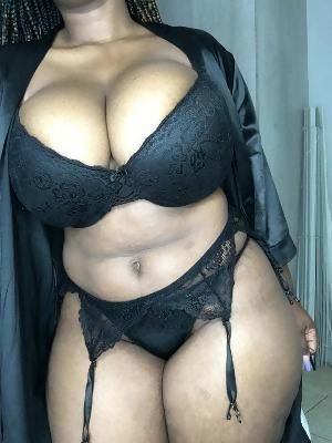 Milkshake Samme looking sexy in her bra and panties