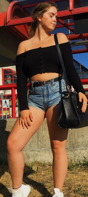 Bella short shorts leg on hand