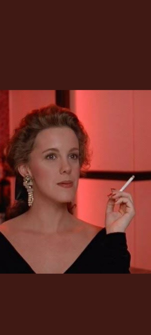 Elizabeth Perkins smoking Virginia Slims 120s ❤