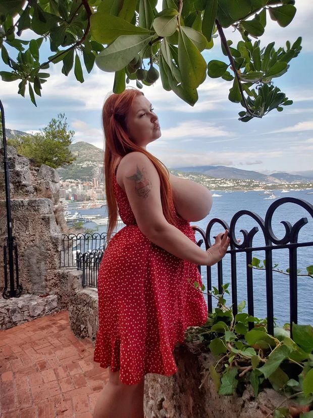 Excellent Sideboob