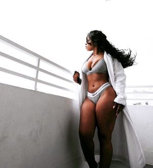 Nu-ski in Calvin Klein bra and panties