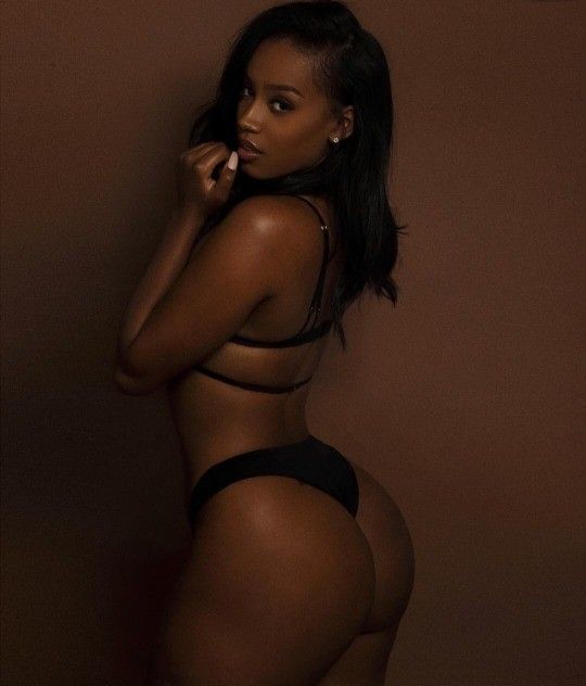 Sexy Raven Tracey in lingerie nera