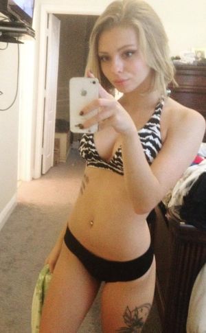 Teen blonde selfie