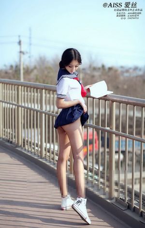 Hot asian schlgrl shows her super long bottomless legs in a hot upskirt pic