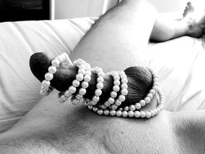 Cock wrappet in pearl chain