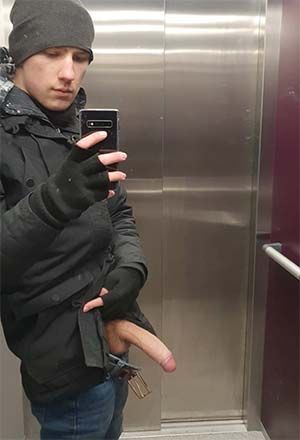 Hung stud 27 yo in Minneapolis (Minnesota) Elliot Park area wanna get sucked hard