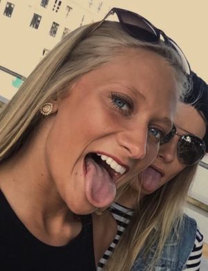 blondie tongue out