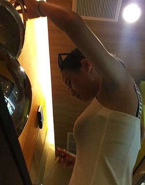 Armpit show in public