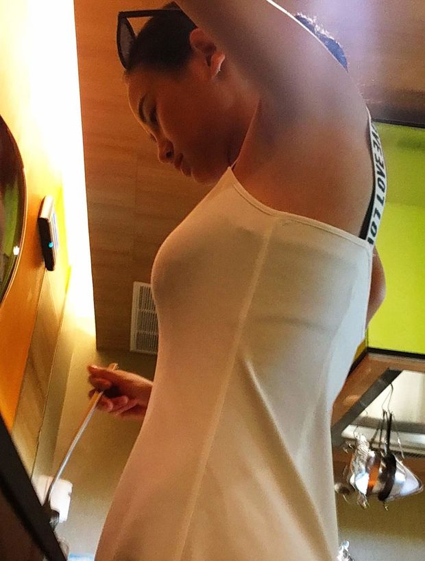Armpit show in public