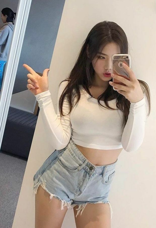 tight top selfie