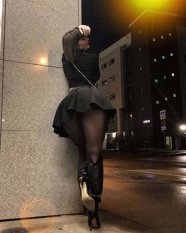 Nasy babe upskirt