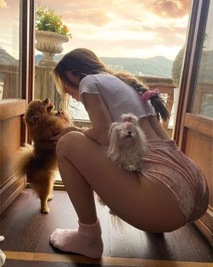 Sexy babe with amazing ass