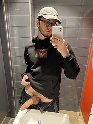 Sexy smoker in Dallas Texas looking for a good blower to suck my 8 incher