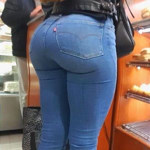 CANDID ASS IN TIGHT JEANS
