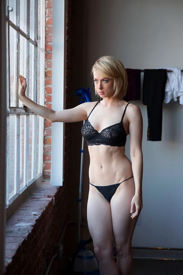 Iliza Shlesinger Looking Busty In Black Lingerie 6