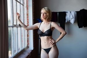 Iliza Shlesinger Looking Busty In Black Lingerie 10