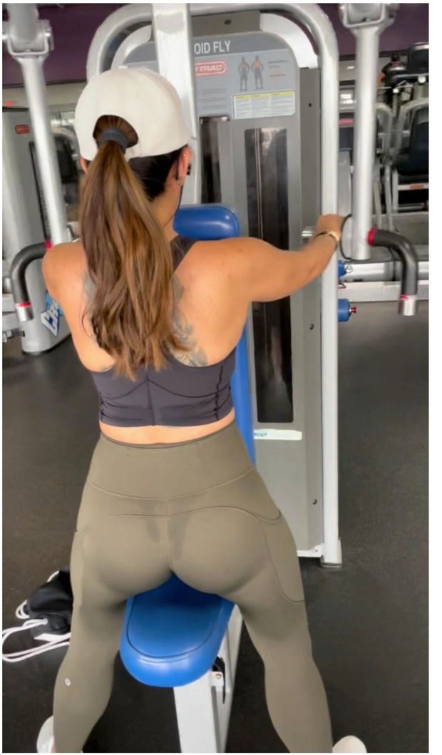 I would love to lick the sweat off of her ass!