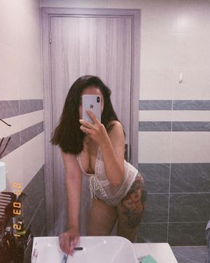 Asian Vietnamese Selfie - Kiều Max