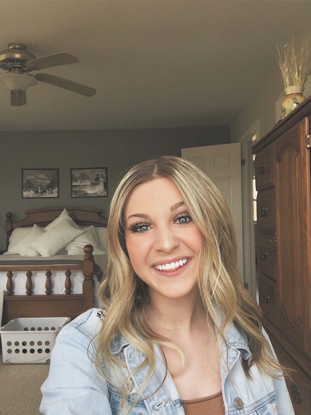 bedroom selfie