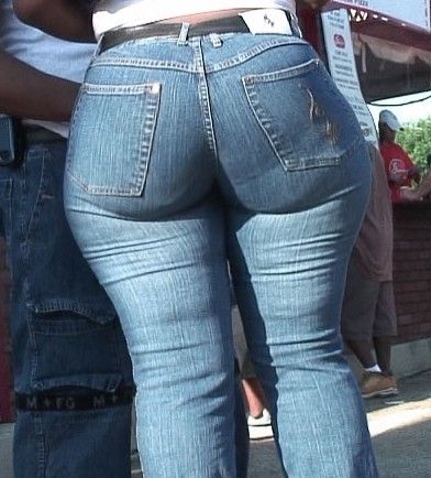 CANDID ASS IN TIGHT JEANS