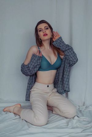 Cute aliexpress chick made a really nice review photo