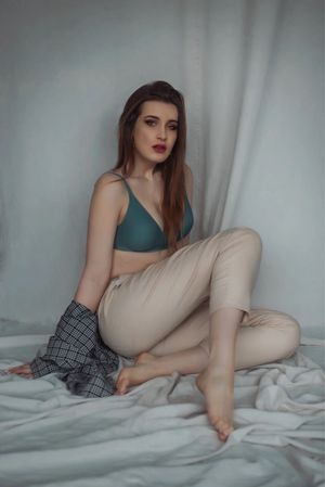 Cute aliexpress chick made a really nice review photo