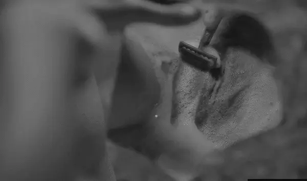 Shaving her Pussy