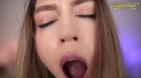 Brunette avec regard sexy