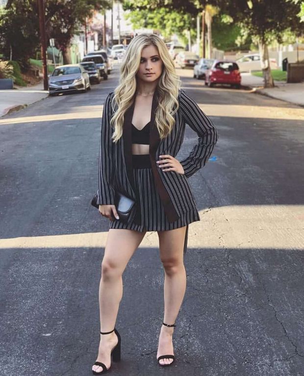 Jenna Boyd - Hot actress, love those long legs