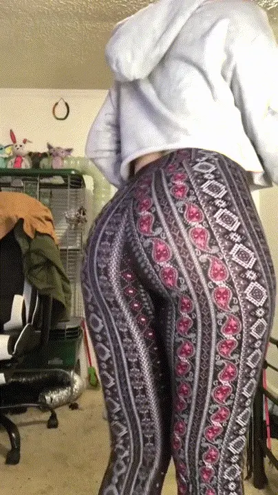 showing her ass