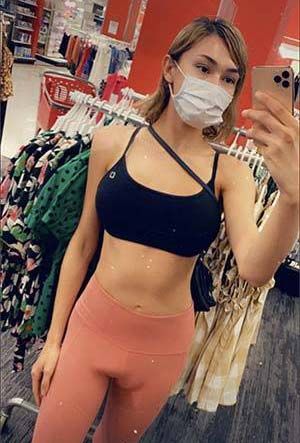 Pantalon de yoga bien moulant pour cette trannie sur Évry-Courcouronnes 91000