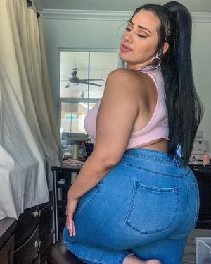Nice Round Ass In Jeans