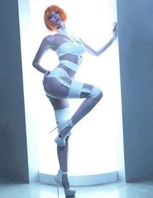Beautiful Leeloo cosplay