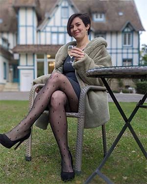 Salope un peu bourgeoise sur Saint-Nazaire 44600 folle de collants et jarretelles