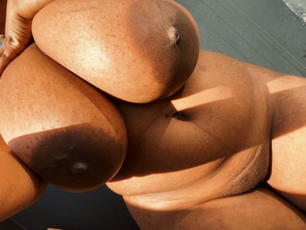 Sunlight hitting Milkshake Samme and her voluptuous body