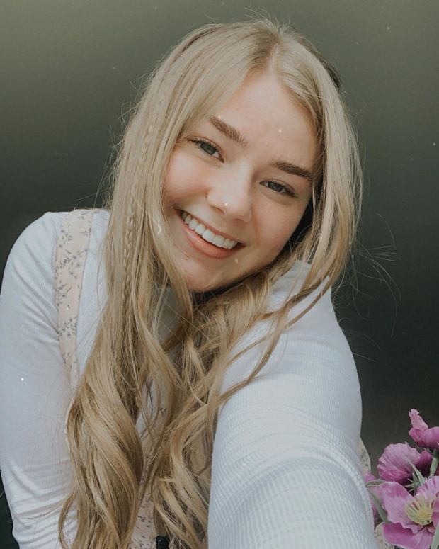 blonde teen selfie