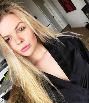 blonde selfie for cum tribute
