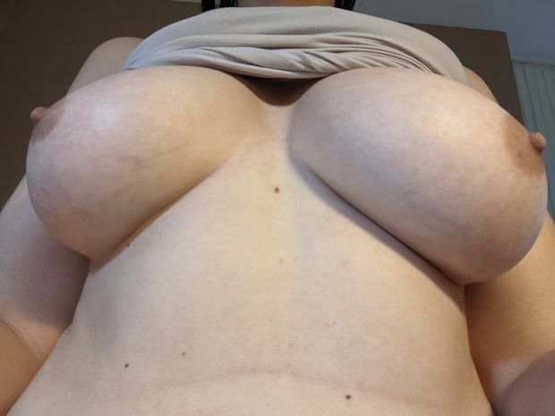 Underboob