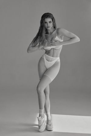 Emily Deyt-Aysage Huge boobs handbra and underboob