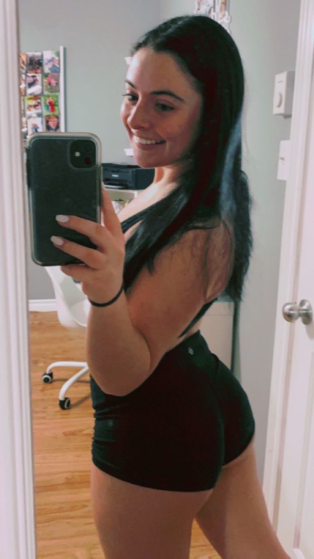 fit teen mirror selfie showing off her ass