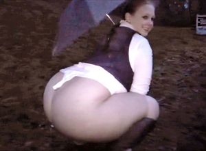 Cute bbw teen squatting fat ass