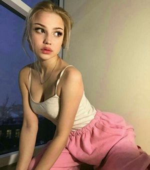 Petite blonde armature