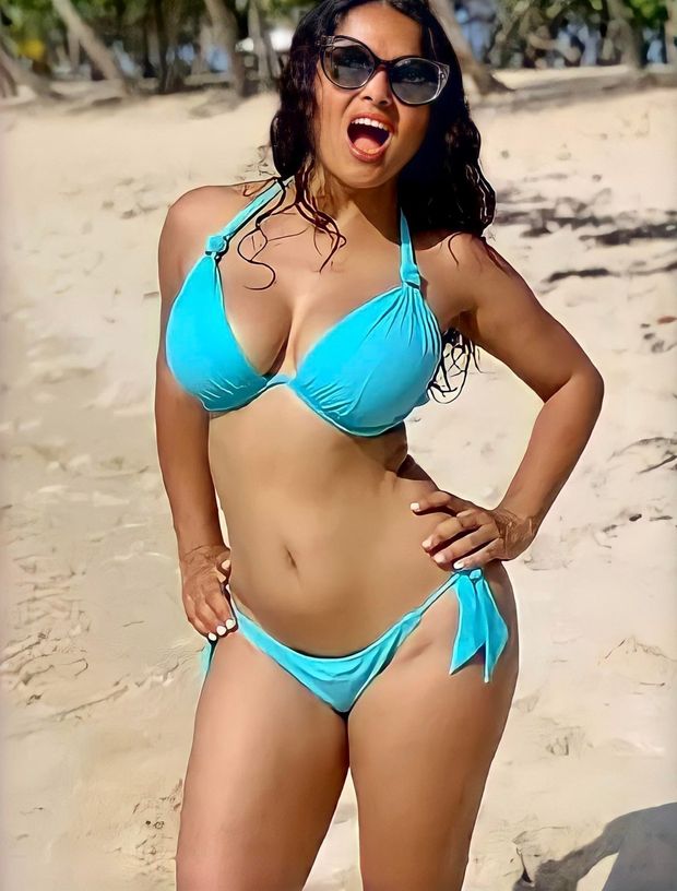 Salma open mouth bikini
