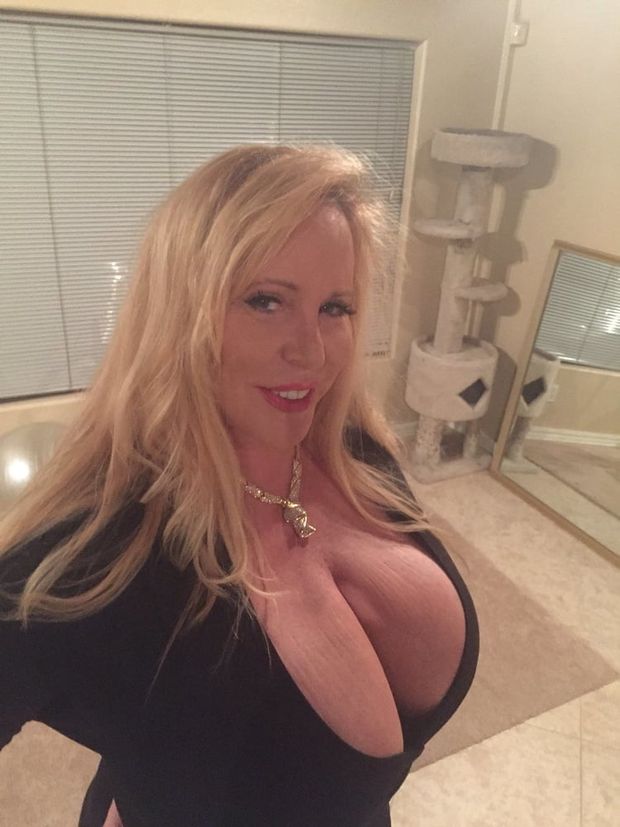 SEXY BIG TIT GILF